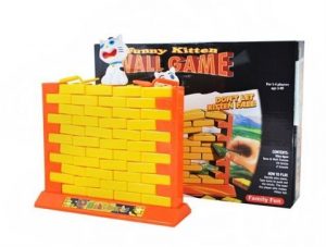 Társasjáték hulló fal | Wall Game, 3 éves kortól alkalmas gyermekek számára. A cél a téglák kihúzása anélkül, hogy a cica leesne.