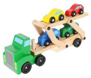 Fa teherautó - vontató + autókészlet egy teherautóból és 4 autóból (piros, kék, sárga, zöld) áll.