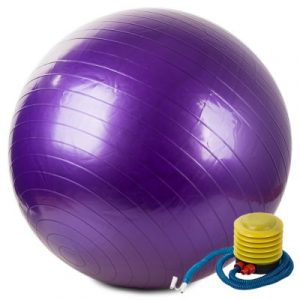 Fitlopta - gimnasztikai labda 75 cm-es lila pumpával ideális otthoni edzéshez és rehabilitációhoz. Pozitív hatással van a fizikai állapotra.