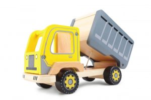 A sárga fából készült billenőkocsi minden kisjármű-rajongónak tetszeni fog, a teherautó kisebb tárgyakat szállít.