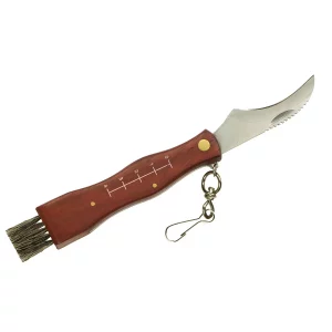 Gombakés 80 mm-es felszereléssel, összecsukható pengével van felszerelve, és emellett praktikus kefe szivacsok tisztításához van a késhez rögzítve.