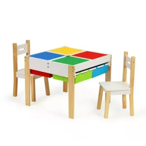 Többfunkciós fa asztal gyerekeknek + 2 szék egyik oldalán színes táblák a kockák elrendezéséhez, a másik oldala sík felület.