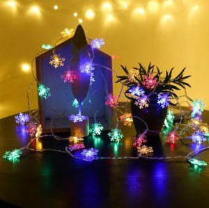 LED karácsonyi világítás - hópelyhek 10m | színes - a hópelyhek fénylánca elegáns téli hangulatot hoz szobájába.
