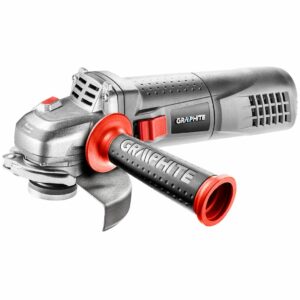 A 1100W, 125mm | GRAPHITE sarokcsiszoló kényelmes és biztonságos munkát kínál a véletlen beindítás és az orsó blokkolásának megakadályozására szolgáló funkciókkal.